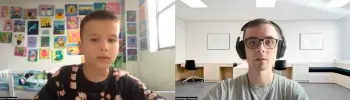 Преподаватель помогает ребёнку на индивидуальном онлайн-уроке по настройке серверной части проекта